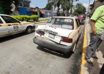Camioneta chocó por alcance contra un taxi