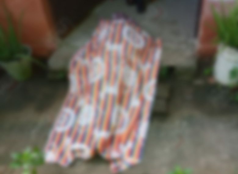 Falleció en la puerta de su casa