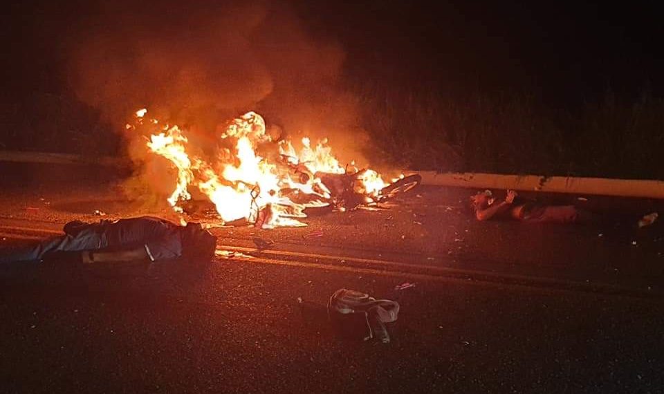 Dos muertos y un lesionado deja accidente de dos motocicletas