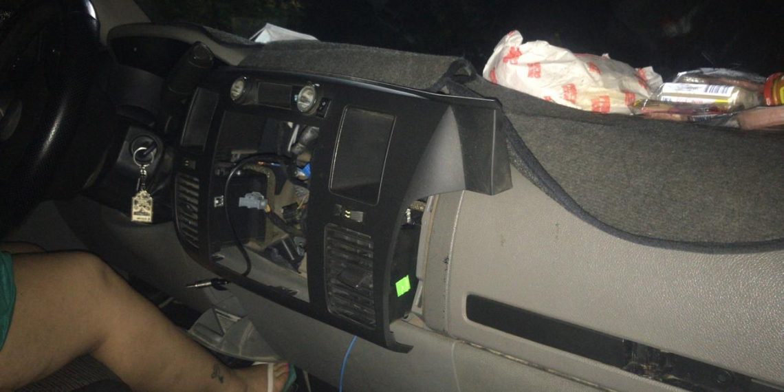 Daños portezuela de una camioneta y se roban un Estéreo con pantalla