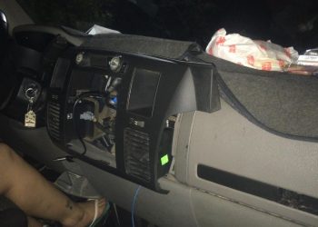 Daños portezuela de una camioneta y se roban un Estéreo con pantalla