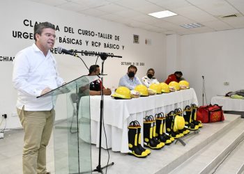 En Villaflores, reconoce Ismael Brito a bomberos