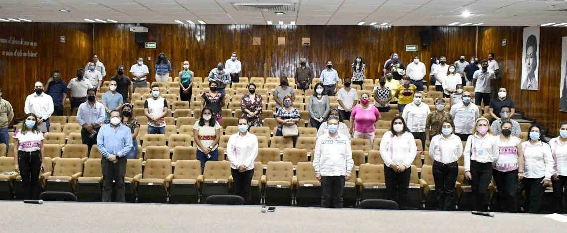 Voluntariado entrega lentes a personal de la SGG