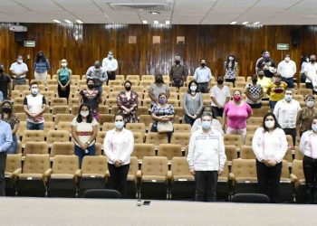 Voluntariado entrega lentes a personal de la SGG