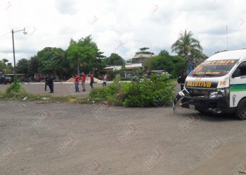 Motociclista lesionado al ser embestido por colectiva en Vida Mejor