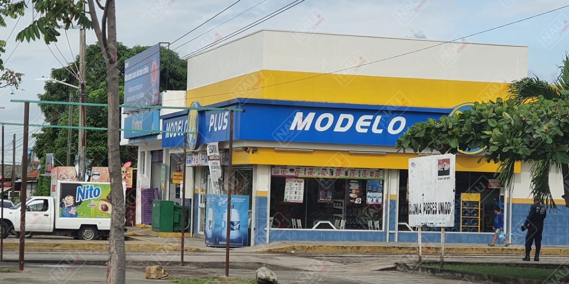 Pateó el cristal de un Modelo Plus y casi pierde el pie derecho