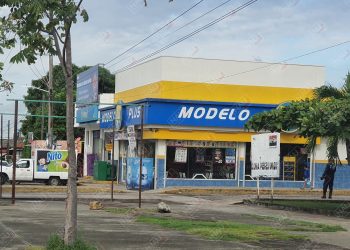 Pateó el cristal de un Modelo Plus y casi pierde el pie derecho