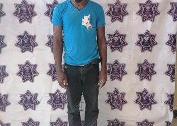 Haitiano desbarató una puerta a patadas en la Colonia Obrera