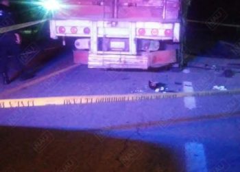 Motociclista se estrelló en la parte de atrás de un tráiler