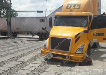 Un tráiler y un camión de agua cristal se hundieron en el pavimento