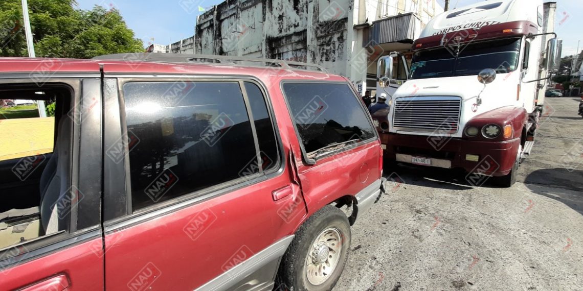 Tráiler y camioneta chocaron