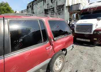 Tráiler y camioneta chocaron