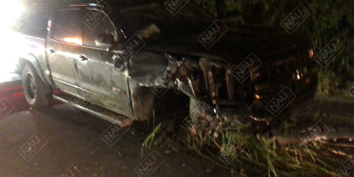 Camioneta invade carril contrario y choca contra un camión de volteo