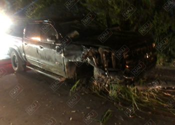 Camioneta invade carril contrario y choca contra un camión de volteo