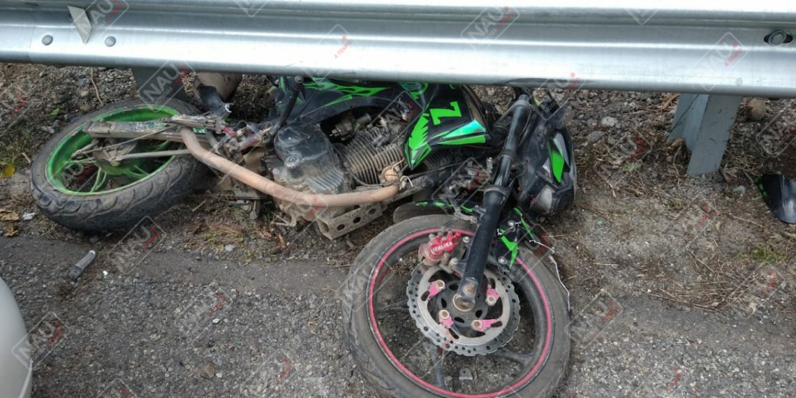 Dos motociclistas lesionados al ser impactado por un vehículo en la carretera costera