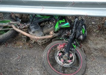 Dos motociclistas lesionados al ser impactado por un vehículo en la carretera costera