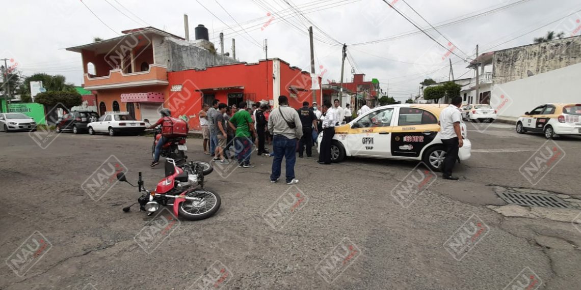 Mujer motociclista resultó lesionada al ser impactada por un taxi