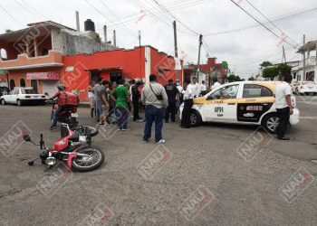 Mujer motociclista resultó lesionada al ser impactada por un taxi