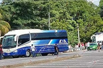 Estudiantes retienen tres autobuses en Huehuetán