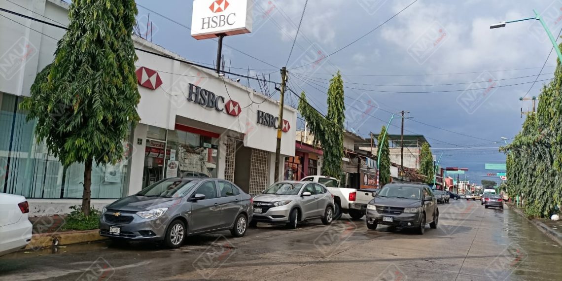 Se robaron un carro frente a un banco