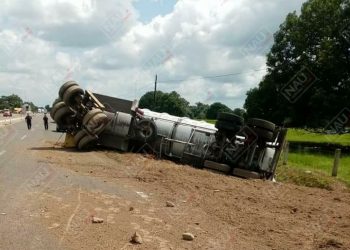 Vuelca cisterna cargada con 33 mil litros de gasolina