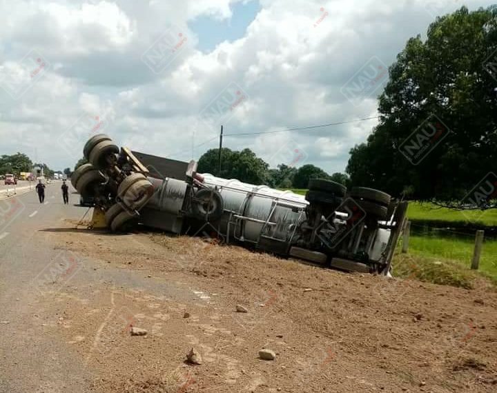 Vuelca cisterna cargada con 33 mil litros de gasolina
