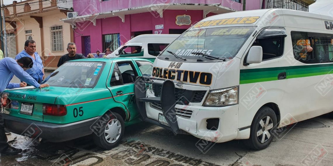 Choca combi de pasaje contra taxi