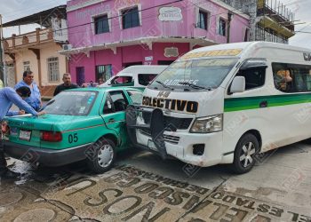 Choca combi de pasaje contra taxi