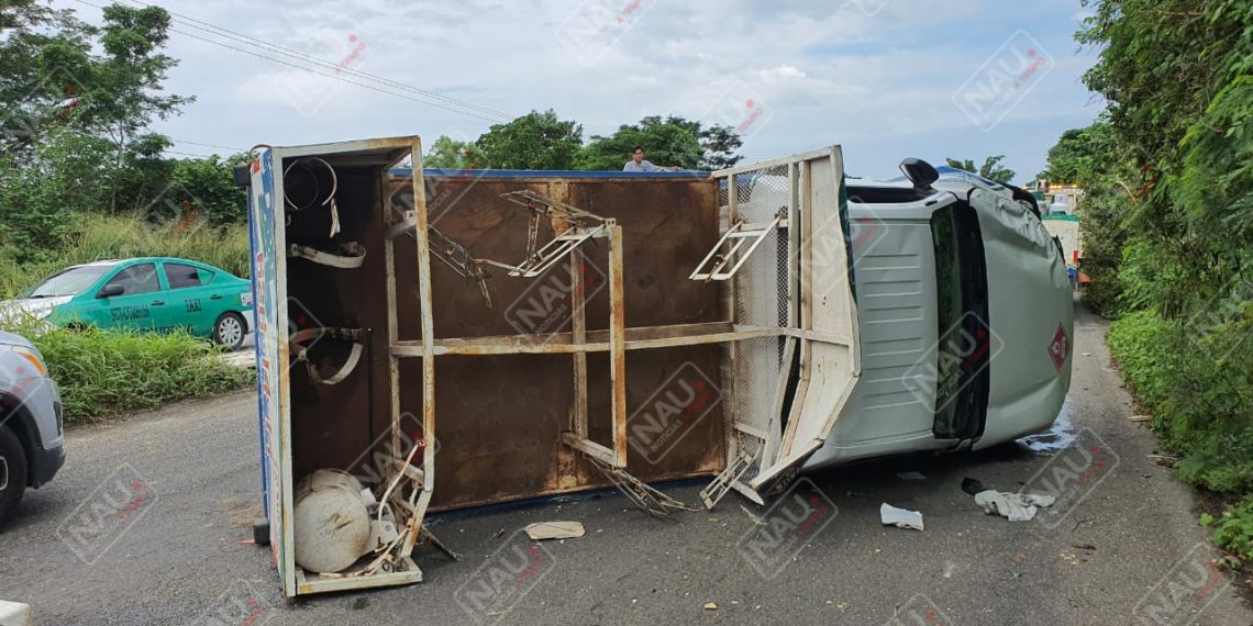 Vuelca carro repartidor de gas en la carretera costera