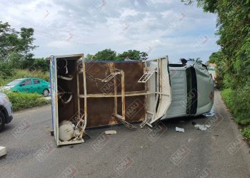 Vuelca carro repartidor de gas en la carretera costera