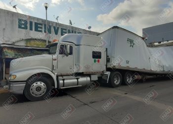 Sobre peso hizo que tráiler se dañara