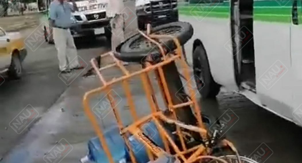 Repartidor de agua resultó grave al ser impactado por una combi de pasaje