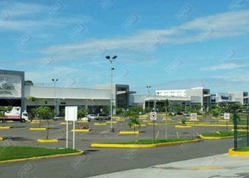 Roban vehículo en el estacionamiento de Galerías