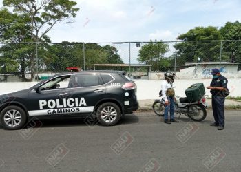 Taxista ayuda a presunto delincuente a robarse un celular