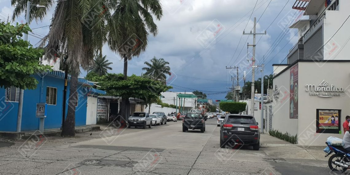 Roban vehículo estacionado en el centro de la ciudad