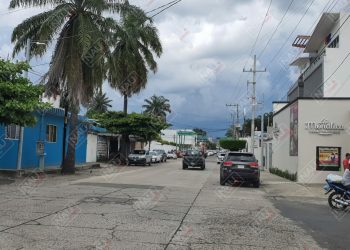 Roban vehículo estacionado en el centro de la ciudad