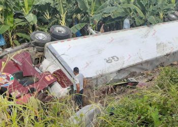 Tráiler que iba vacío, se volcó y fue abandonado por el conductor