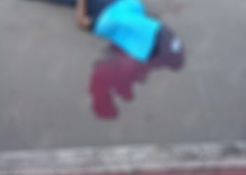 Muere guatemalteco al caer de cabeza de un carro en movimiento