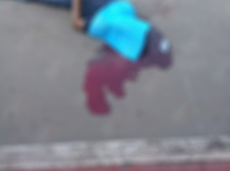 Muere guatemalteco al caer de cabeza de un carro en movimiento