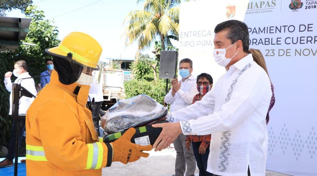 Rutilio Escandón entrega uniformes, equipos y vehículo al Cuerpo de Bomberos de Tapachula