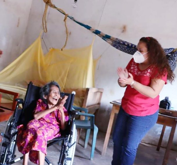 CONTINÚA DIF TAPACHULA, DONANDO SILLAS DE RUEDAS A PERSONAS VULNERABLES