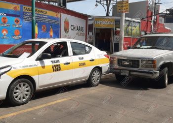Le pegó a un taxi estacionado frente a la terminal de corto recorrido