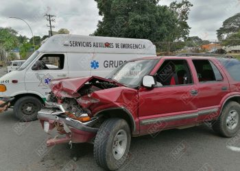 Conductora chocó contra barra metálica