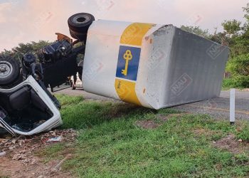 Vuelca camioneta de Coppel que jalaba una caja seca