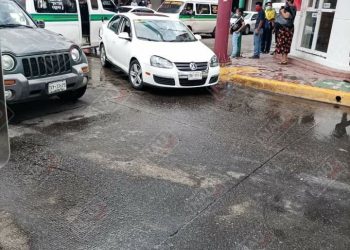 Conductor hace corte de circulación