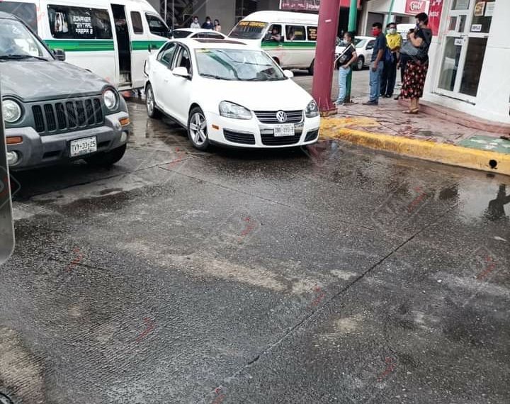 Conductor hace corte de circulación