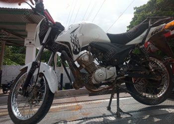 Abandonan motocicleta con reporte de robo