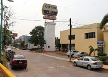 Roban motocicleta frente a conocida empresa cervecera