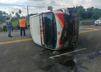 Dos lesionados al chocar una combi colectiva por rebasar contra una Suburban