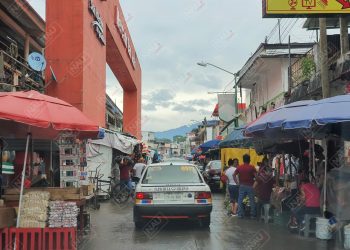Roban motocicleta en el mercado San Juan